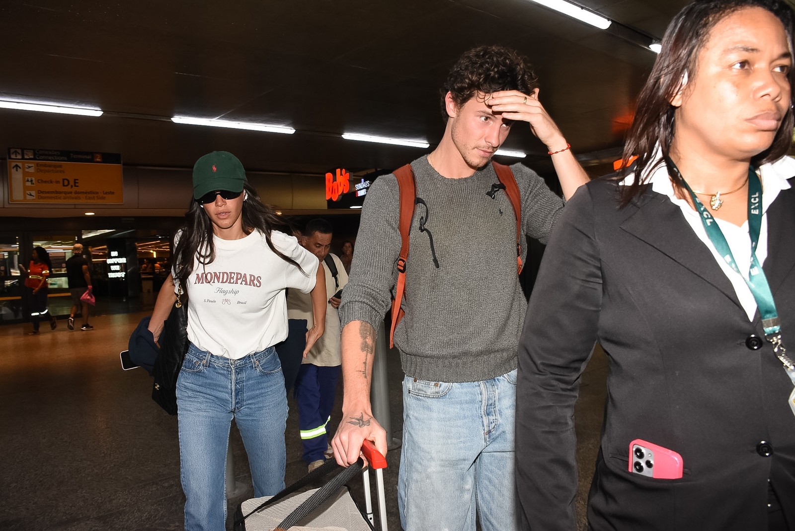 Bruna Marquezine e Shawn Mendes desembarcam em SP e vão embora no mesmo carro — Foto: Will Dias e Eduardo Martins / Brazil News