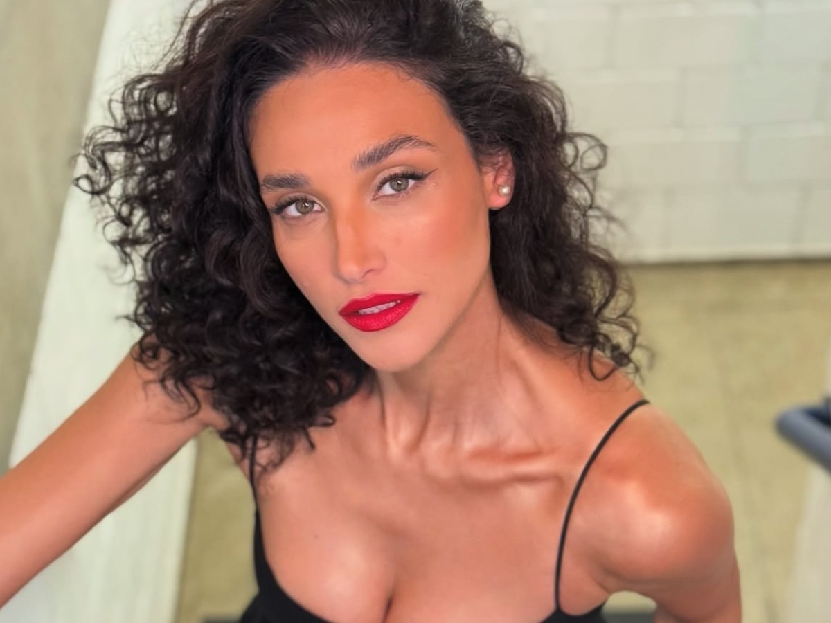 Débora Nascimento diz que beleza criou barreiras na atuação: 'Tive que trabalhar muito mais'