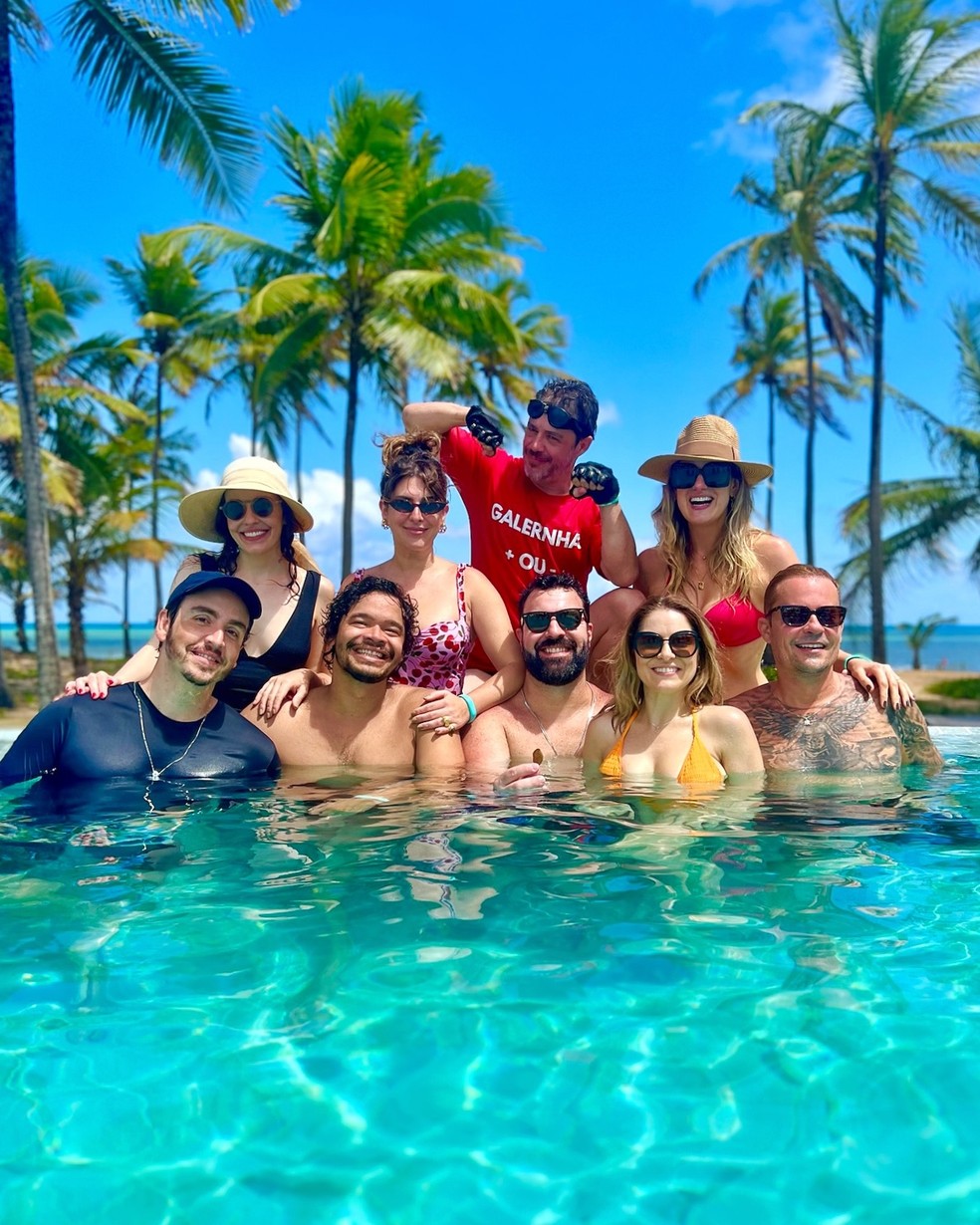 Elenco de 'Sandy & Junior' celebra 25 anos do seriado na Costa do Sauípe — Foto: Reprodução/Instagram