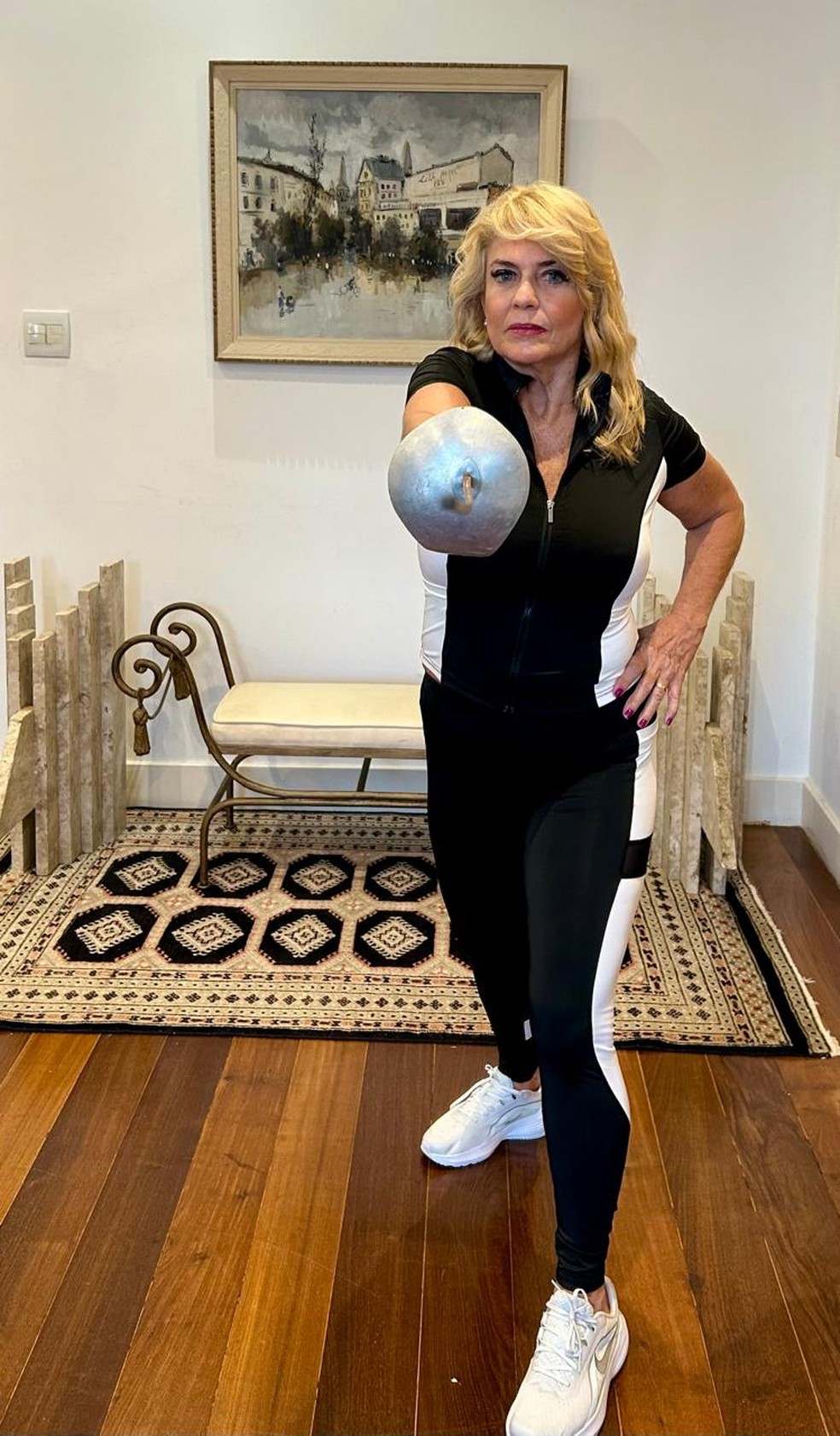 Ex-BBB Cida Moraes surpreende ao praticar esgrima e desafia limites aos 60+ — Foto: DIVULGAÇÃO/ZAPP NEWS