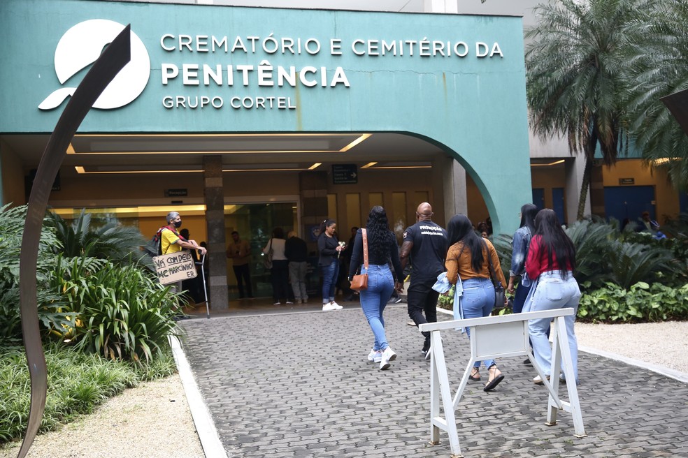 Familiares chegam para o vel&oacute;rio de Mc Marcinho &mdash; Foto: Roberto Filho / Brazil News