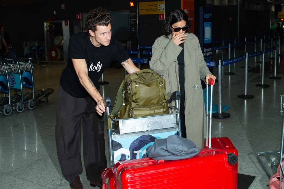 Bruna Marquezine e Shawn Mendes desembarcaram em SP — Foto: Eduardo Martins / Brazil News
