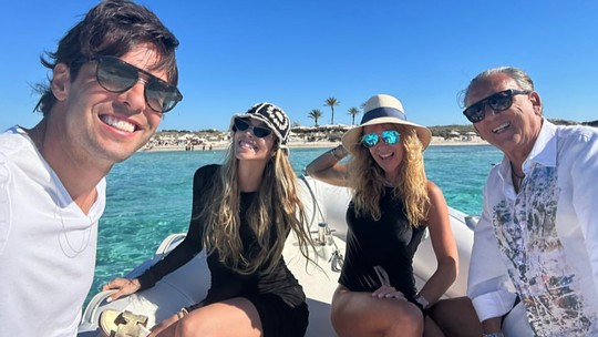 Em Ibiza, Galvão Bueno, Kaká, Carol Dias e Desirée Soares passeiam de barco