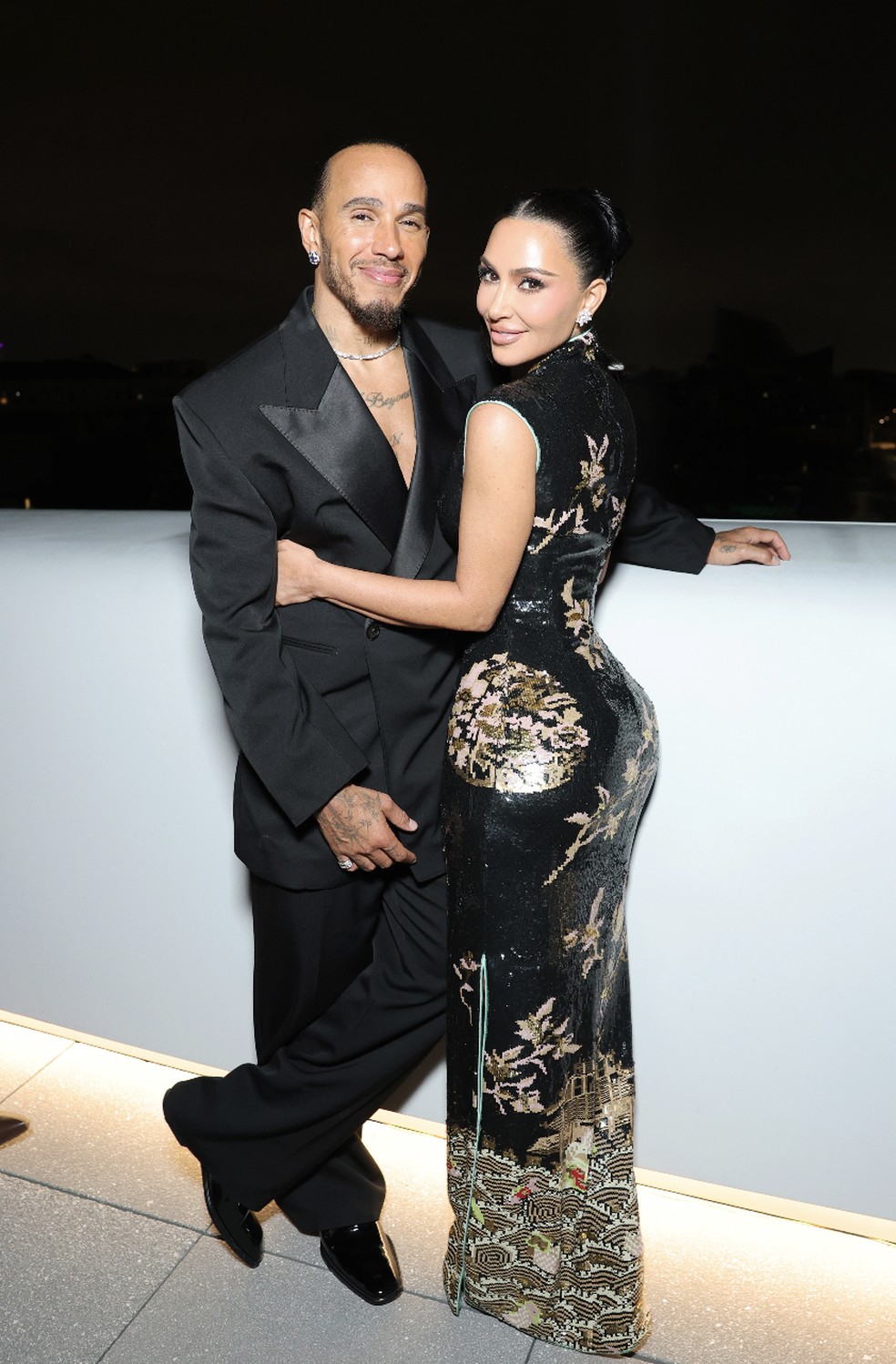 Kim Kardashian e Lewis Hamilton surgem agarradinhos em evento em Los Angeles — Foto: Getty Images
