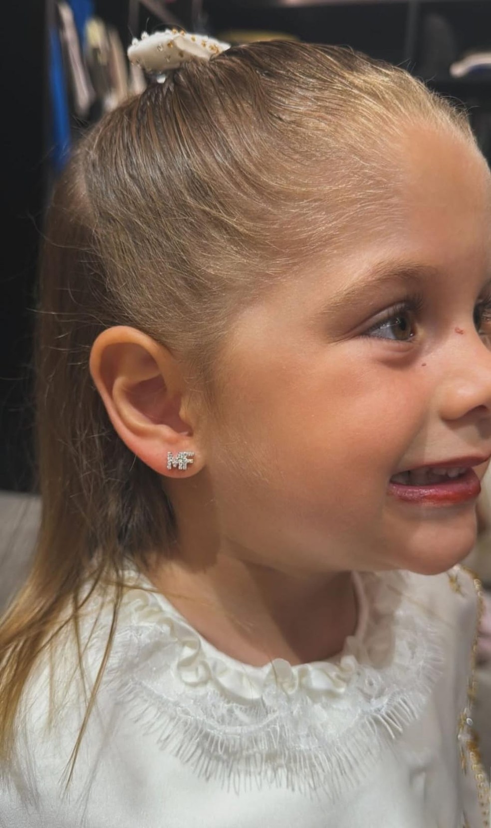 Maria Flor com brinco de diamantes — Foto: Reprodução/Instagram