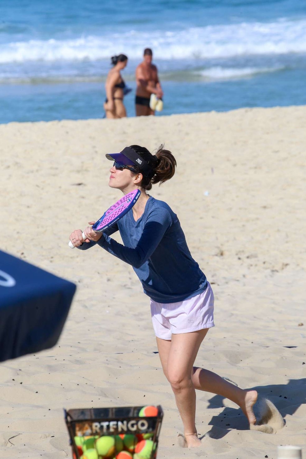 Nathalia Dill aproveita manh&atilde; de sol no Rio para se exercitar na praia &mdash; Foto: JC Pereira/ AGNEWS