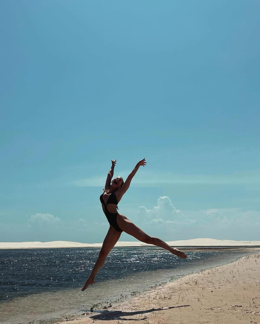 Filho fotografa Danielle Winits em dia de sol nos Lençóis; confira