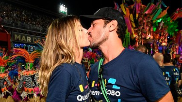 Leandro Lima e esposa, Flavia Lucini, trocam beijos no Camarote Quem