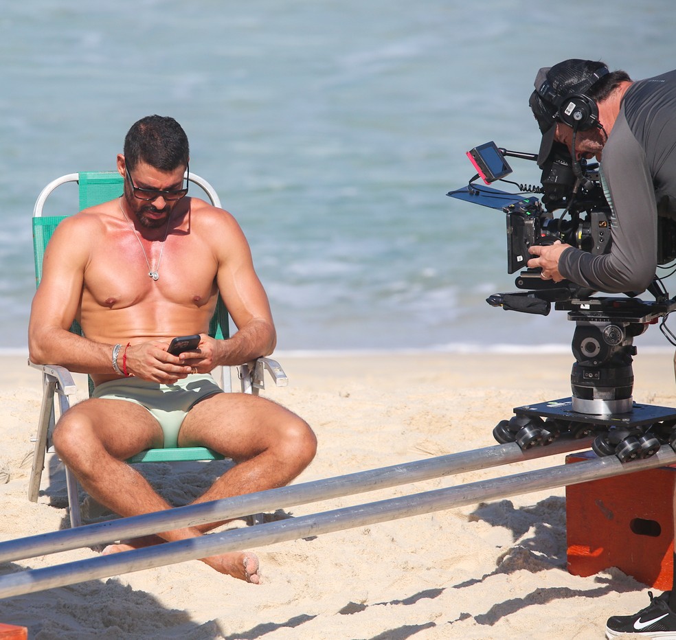 Cau&atilde; Reymond grava cenas de 'Vale Tudo' na Praia da Barra da Tijuca, no Rio &mdash; Foto: Dilson Silva/AgNews