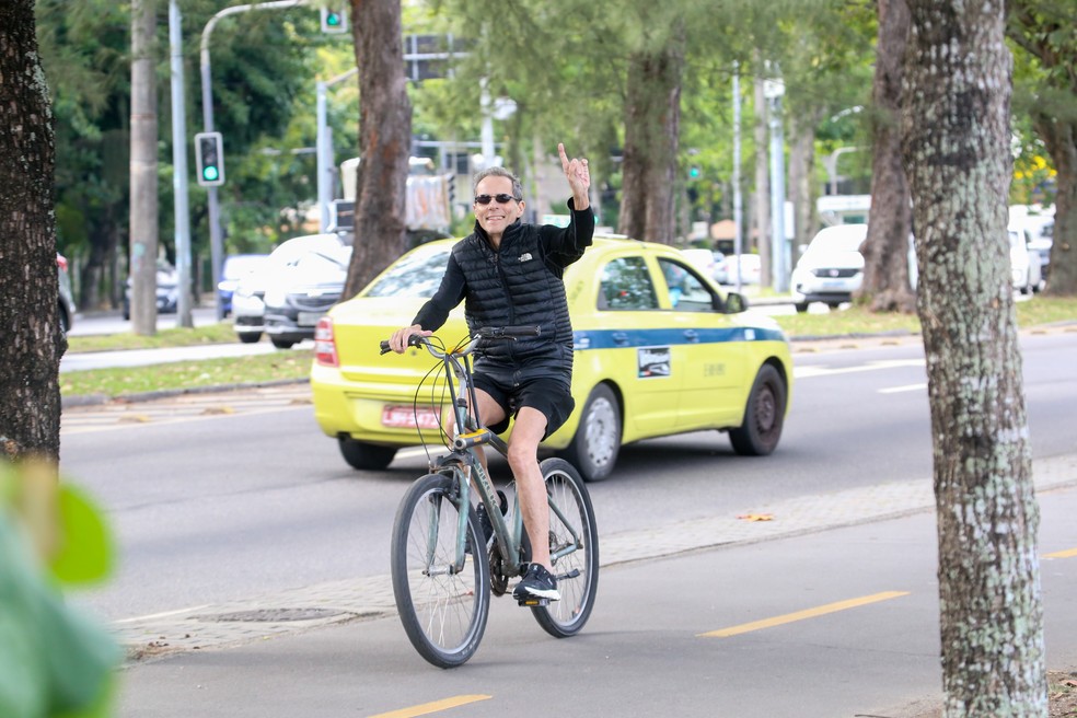 Em julho de 2025, Tony Bellotto foi fotografado durante prática de exercícios no Rio de Janeiro ao pedalar sua bike — Foto: JC Pereira/AGNEWS