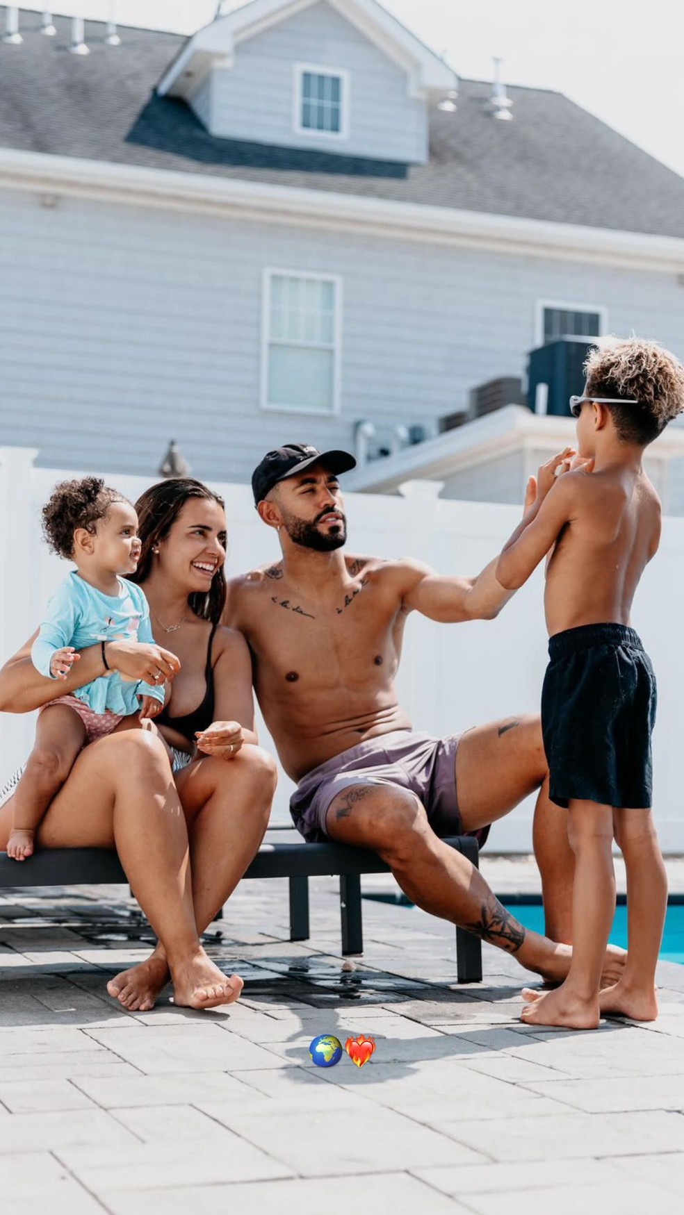 Matheus Cunha com a esposa, Gabi Cunha, e os filhos, Levi e Liz — Foto: Reprodução/Instagram