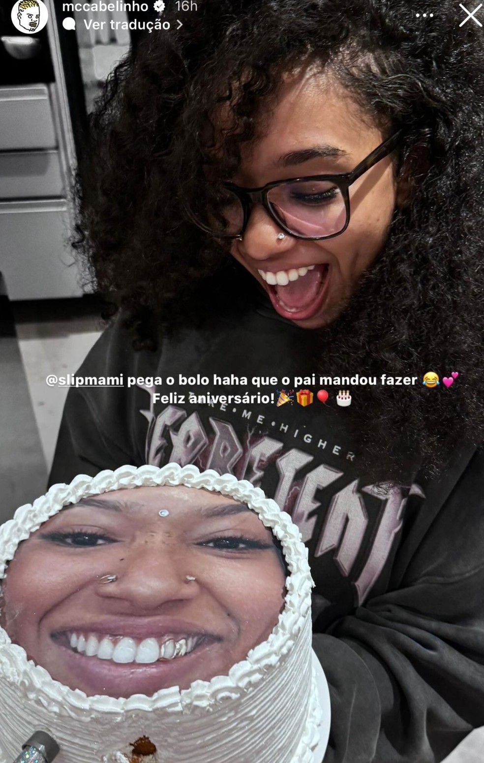 MC Cabelinho presenteia a affair Slipmami foto dela em bolo de aniversário — Foto: Reprodução/Instagram