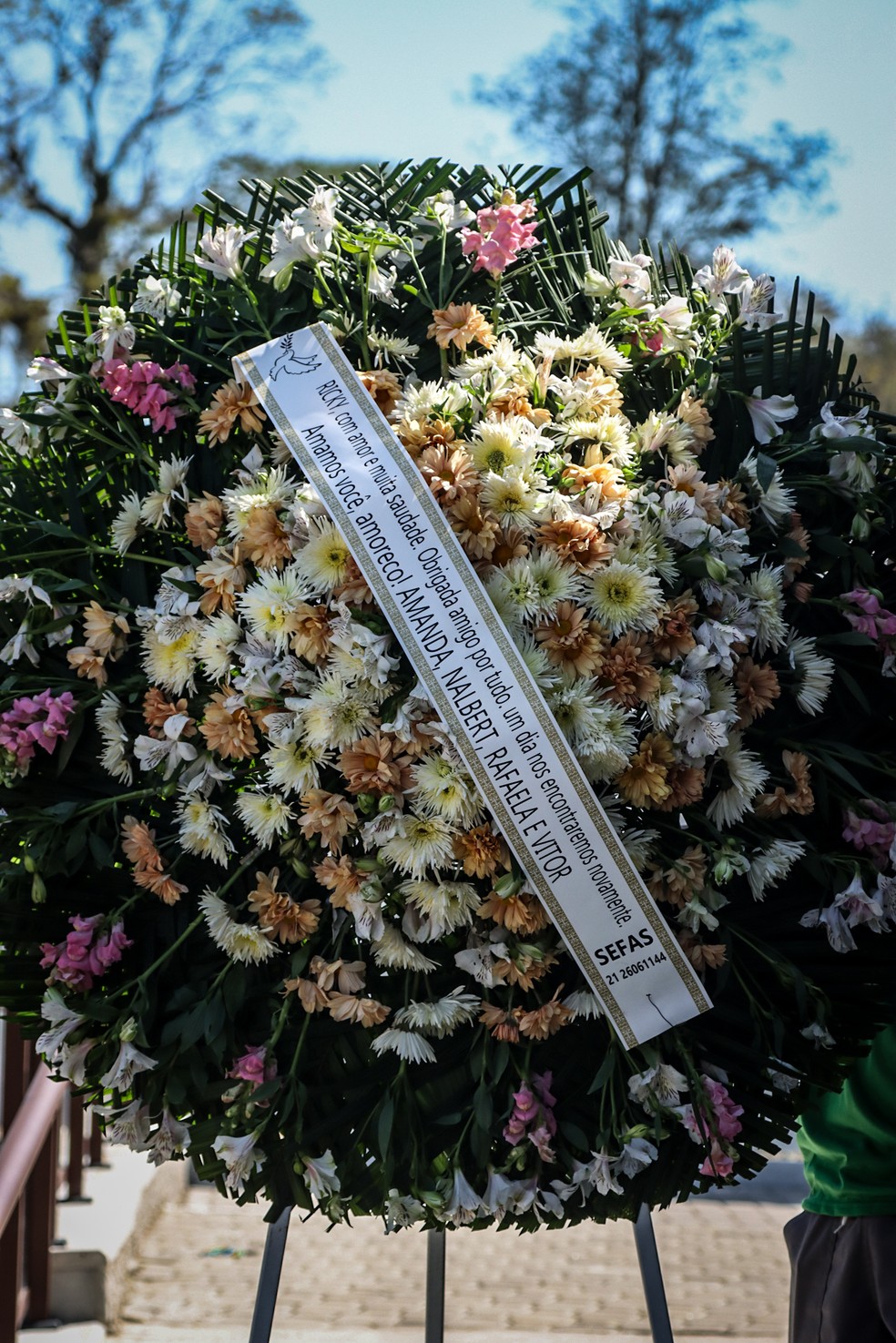 Coroa de flores enviadapor Amandha Lee e Nalbert ao velório de Rico Tavares — Foto: AgNews
