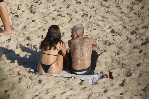 Mel Maia é flagrada fumando 'cigarrinho suspeito' em praia; veja foto