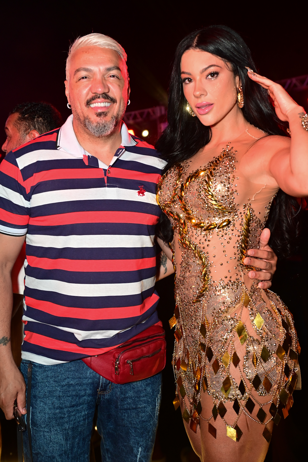 Namorada de Belo, Rayane Figliuzzi aposta em look dourado para curtir a ...