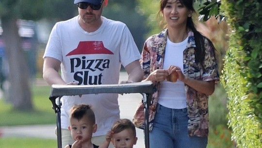 Macaulay Culkin e Brenda Song curtem passeio em família com os filhos 