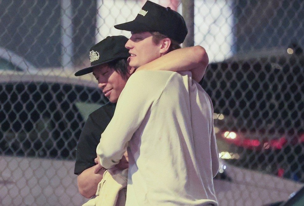 Pax Jolie-Pitt é amparado por amigos após deixar clube de striptease — Foto: Grosby Group