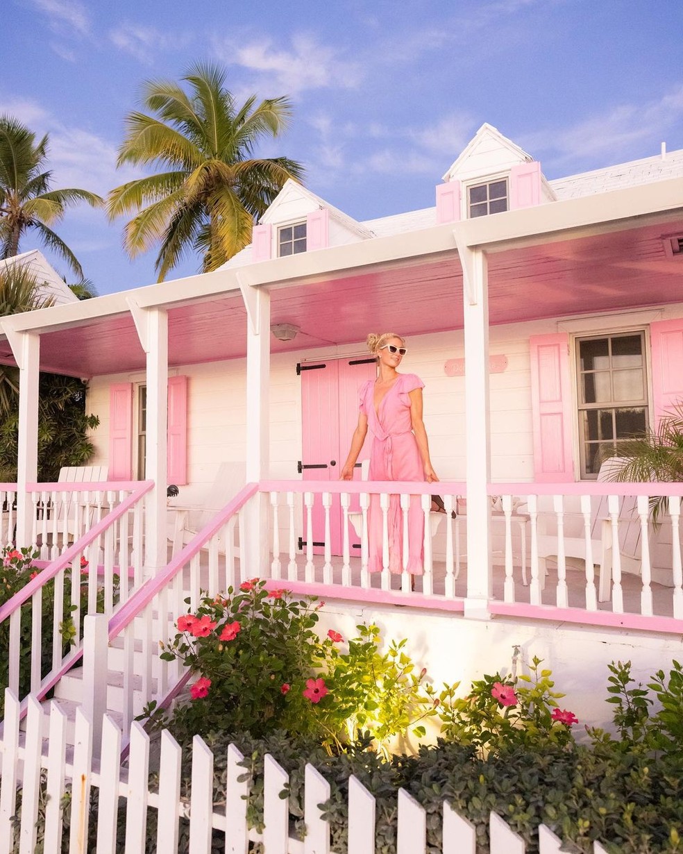 Paris Hilton mostra momento Barbiecore em viagem às Bahamas 'Me