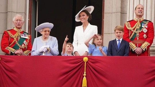 Kate e príncipe William relembram momentos ao lado da Rainha Elizabeth II após um ano de sua morte