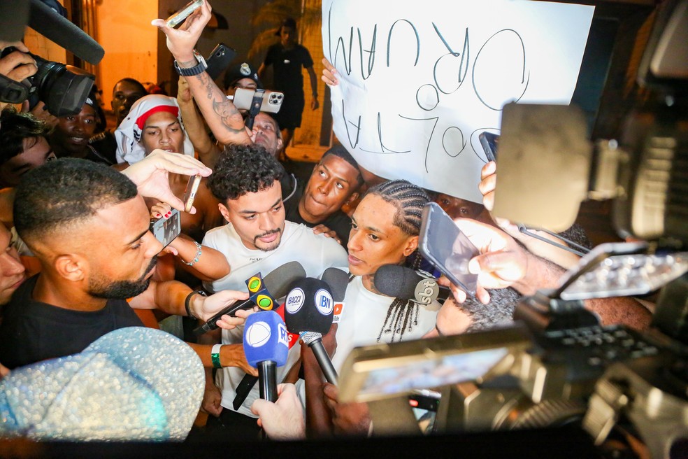 Rapper Oruam (à direita) é entrevistado ao deixar delegacia no Rio — Foto: Dilson Silva/ AgNews
