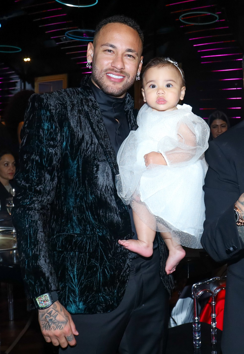 Neymar e Mavie em leilão beneficente — Foto: Clayton Felizardo/Brazil News