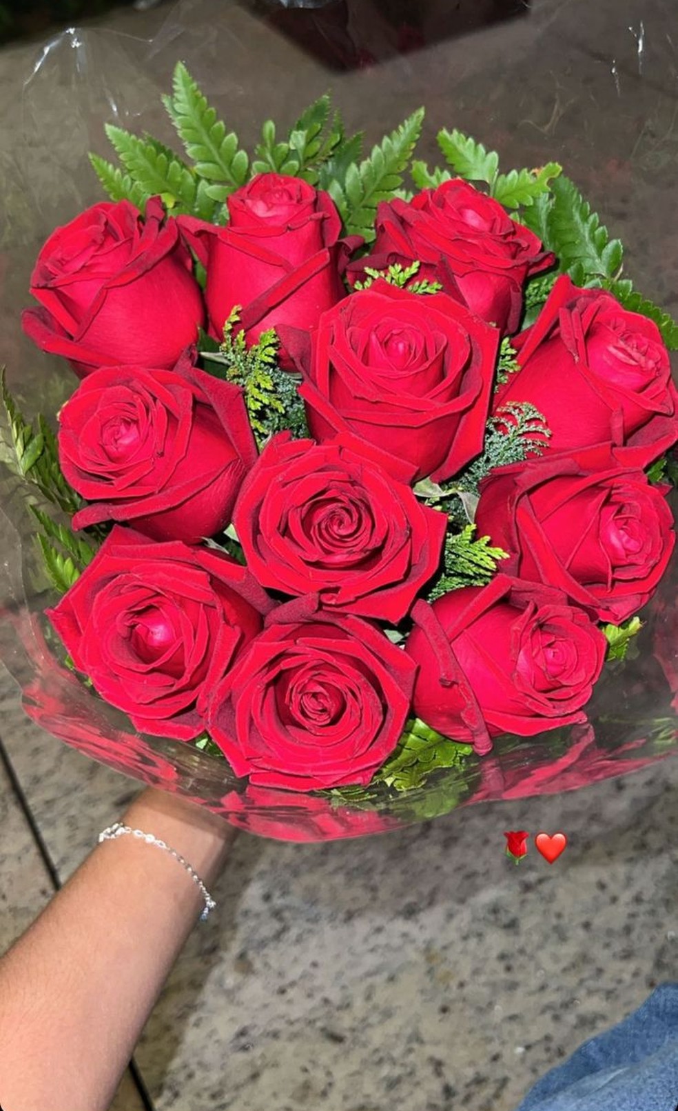 Keyt Alves ganha buquê de flores por um ano de namoro — Foto: Reprodução/Instagram