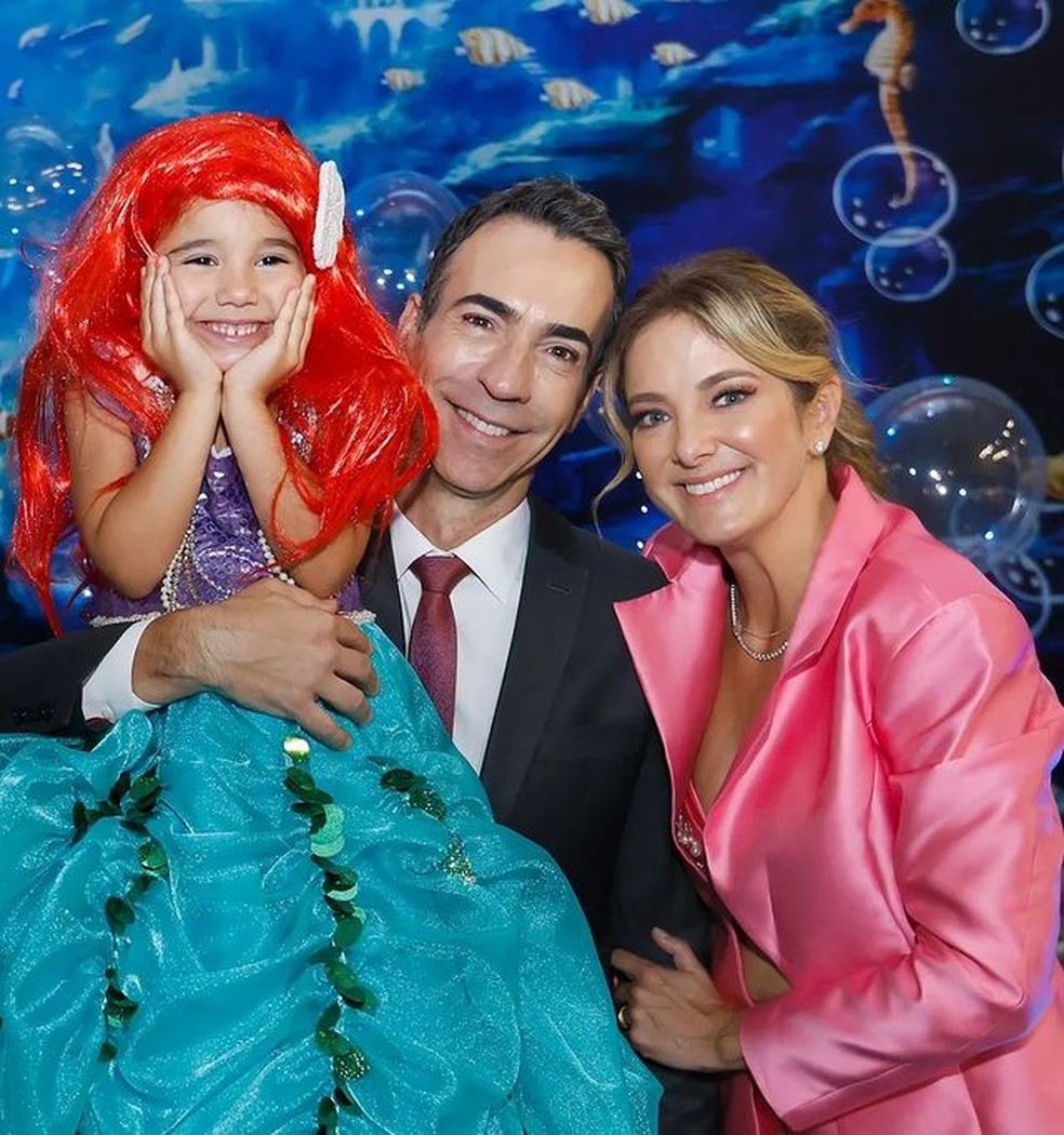 Ticiane Pinheiro e Cesar Tralli posam com Manu, vestida de Pequena Sereia, na festa de 4 anos da caçula — Foto: Reprodução/Instagram @catiaherreraemarcelovita