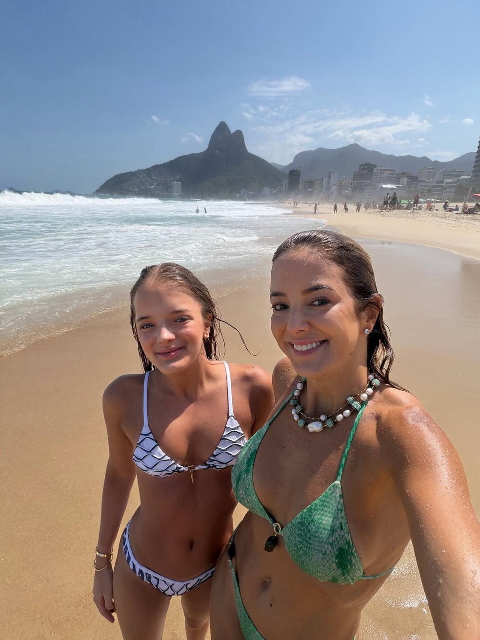Ticiane Pinheiro com a filha mais velha, Rafaella Justus, em praia carioca — Foto: Reprodução/Instagram