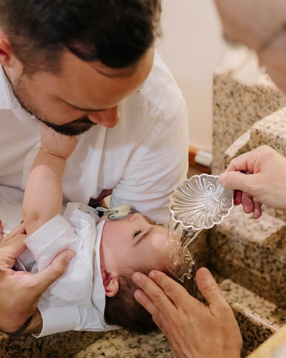 Ítalo Ferreira e esposa batizam o filho — Foto: Reprodução/Instagram