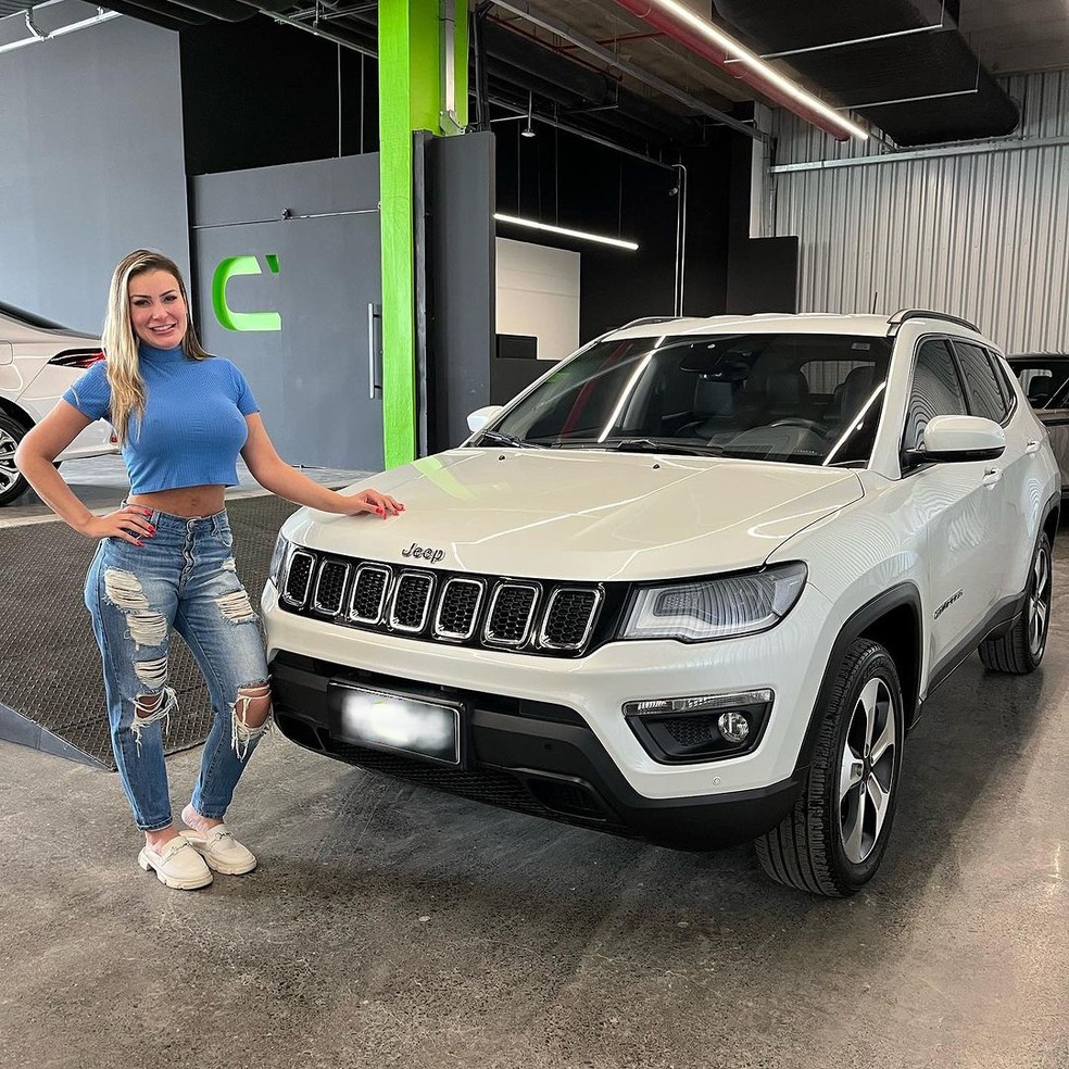 Andressa Urach e seu novo carro — Foto: Reprodução Instagram