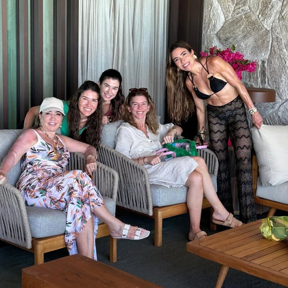 Iris Abravanel com as quatro filhas, Rebeca, Renata, Daniela e Patrícia Abravanel — Foto: Reprodução/Instagram