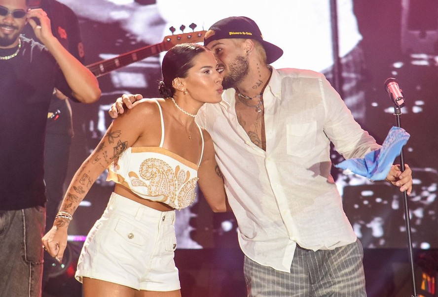 Ana Castela surpreende ao subir ao palco e cantar com Zé Felipe após  término; fotos e vídeo