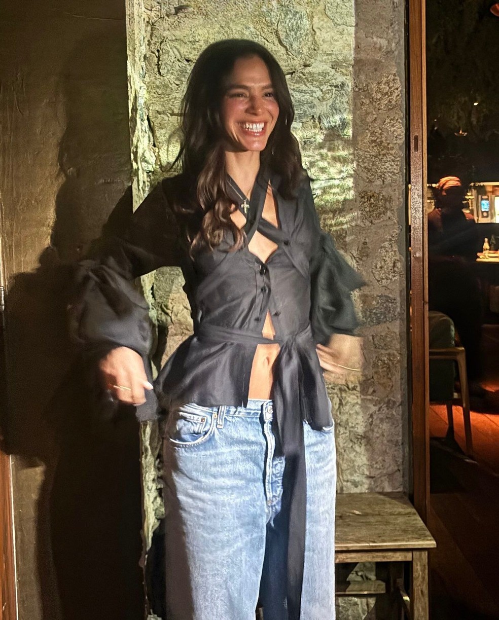 Bruna Marquezine aposta em camisa com recortes para celebrar aniversário no Rio de Janeiro — Foto: Reprodução/Instagram