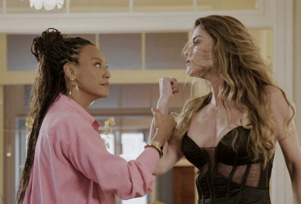 Bela (Sheron Menezzes) e Vanessa (Alinne Moraes) — Foto: TV Globo
