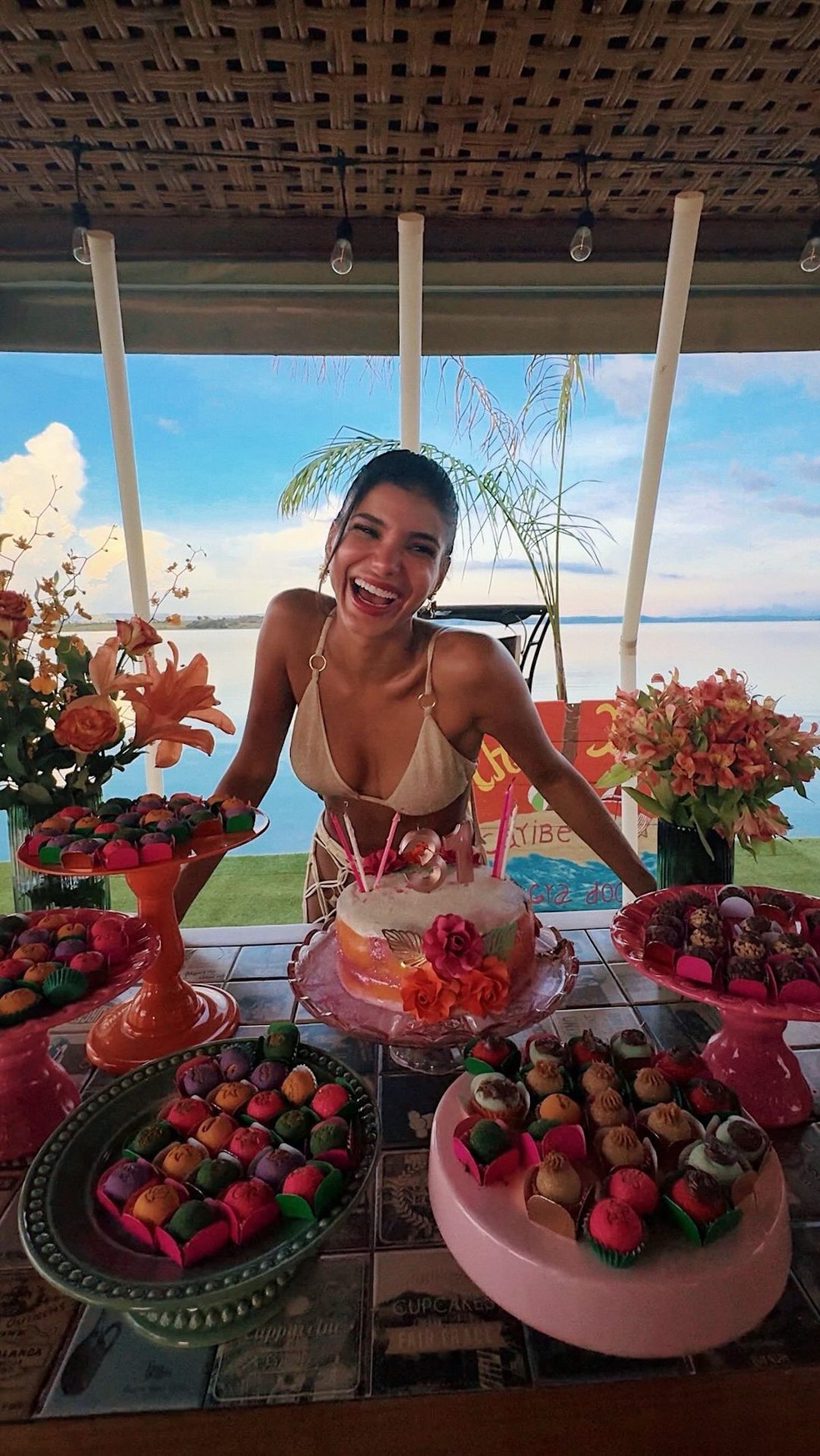 Jakelyne Oliveira dança coladinha com Mariano ao comemorar seus 31 anos;  assista