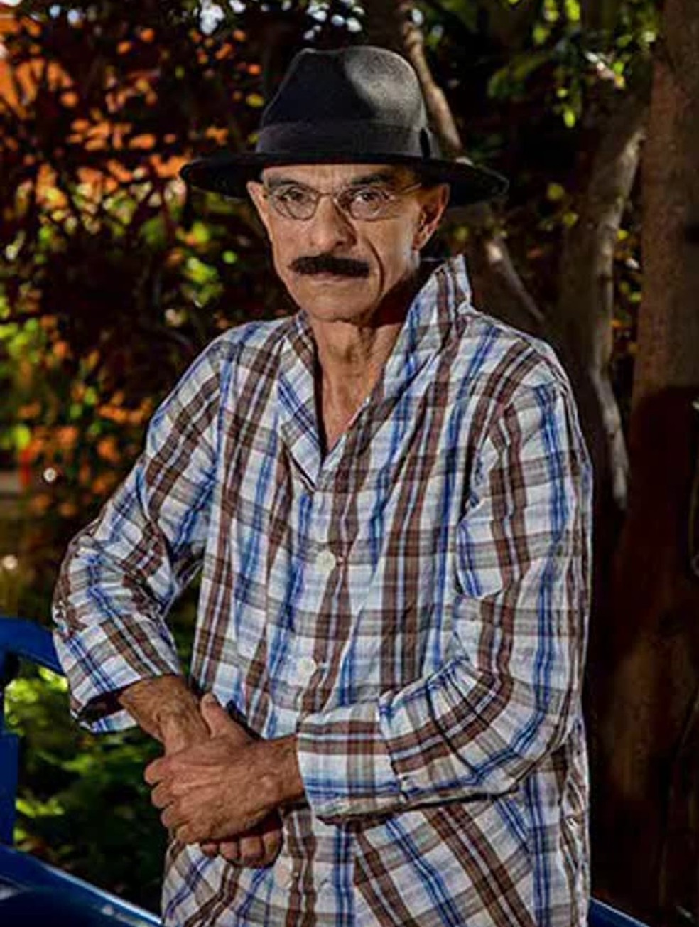 João Signorelli caracterizado como Fernando Pessoa na peça 'Os 3 últimos dias de Fernando Pessoa', encenada em 2025 — Foto: Reprodução/Instagram