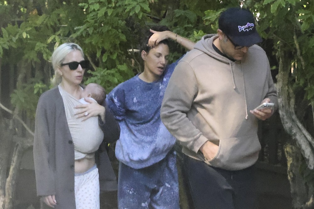 Lady Gaga aparece pela primeira vez com o filho
