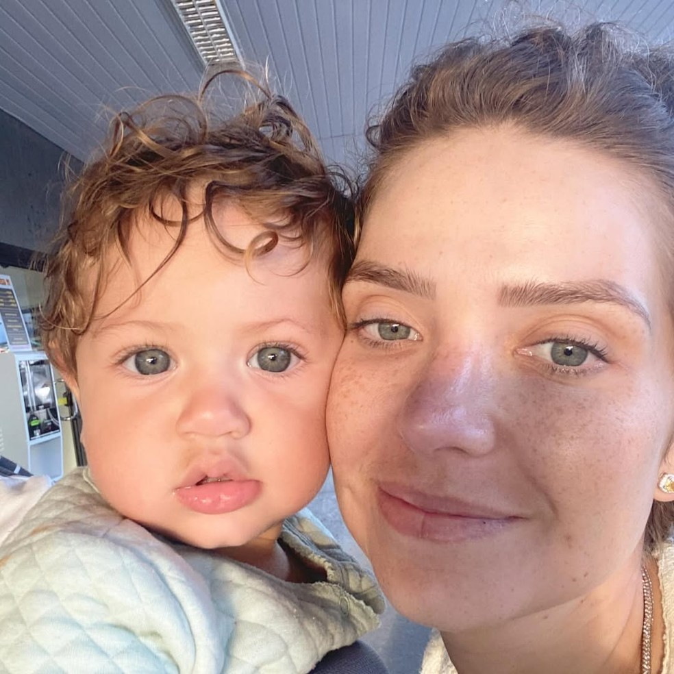 Camila Campos, cantora gospel que deu à luz logo após diagnóstico de câncer, exibe filha com 10 meses — Foto: Reprodução/Instagram