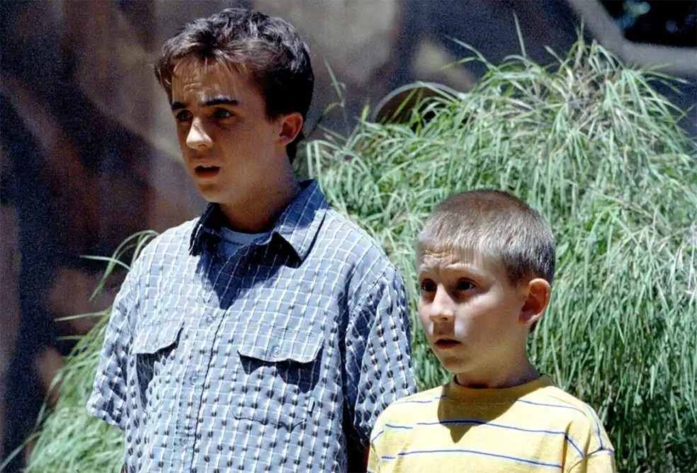 Os irmãos Malcolm (Frankie Muniz) e Dewey (Erik Per Sullivan) na série 'Malcolm' (2000-2006) — Foto: Divulgação