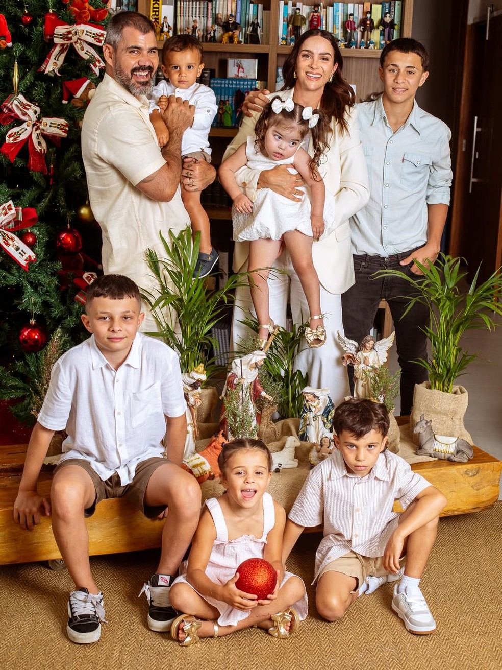 Juliano Cazarré e a esposa com os filhos — Foto: @marciofariasfoto