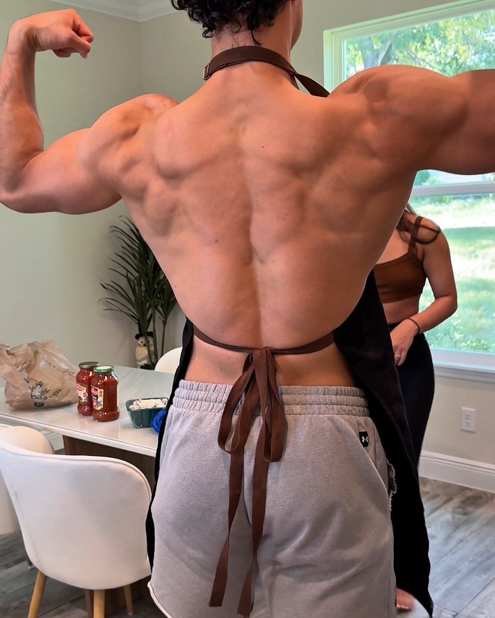 Filho de Carla Perez e Xanddy impressiona ao mostrar costas musculosas