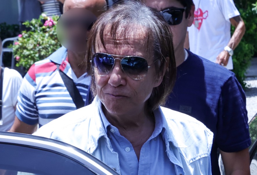 Roberto Carlos participa do velório de Norma Braga, sua última irmã viva