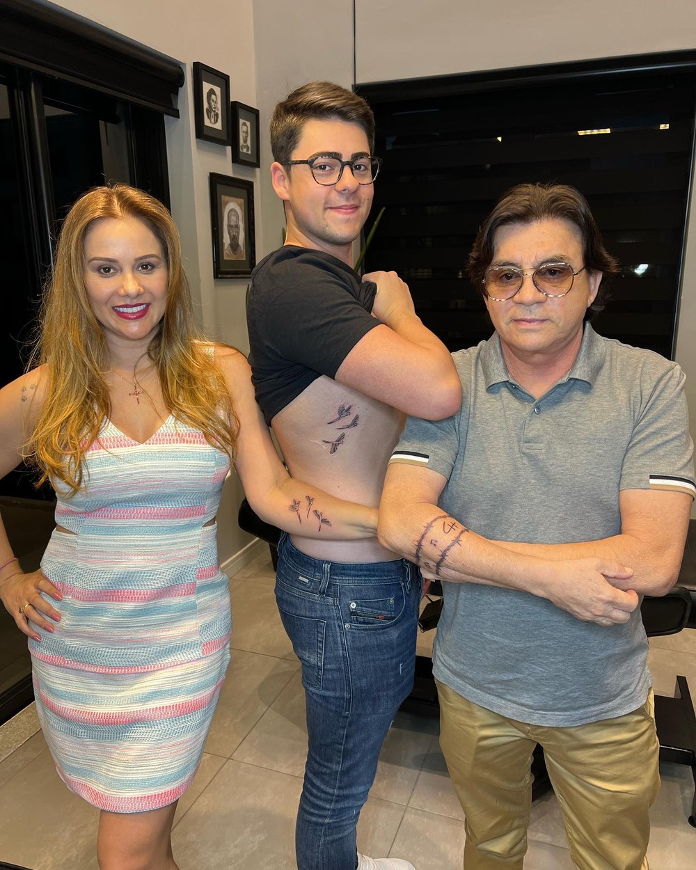 Mulher e caçula de Chitãozinho combinam tattoos, e trio posa junto em clique raro