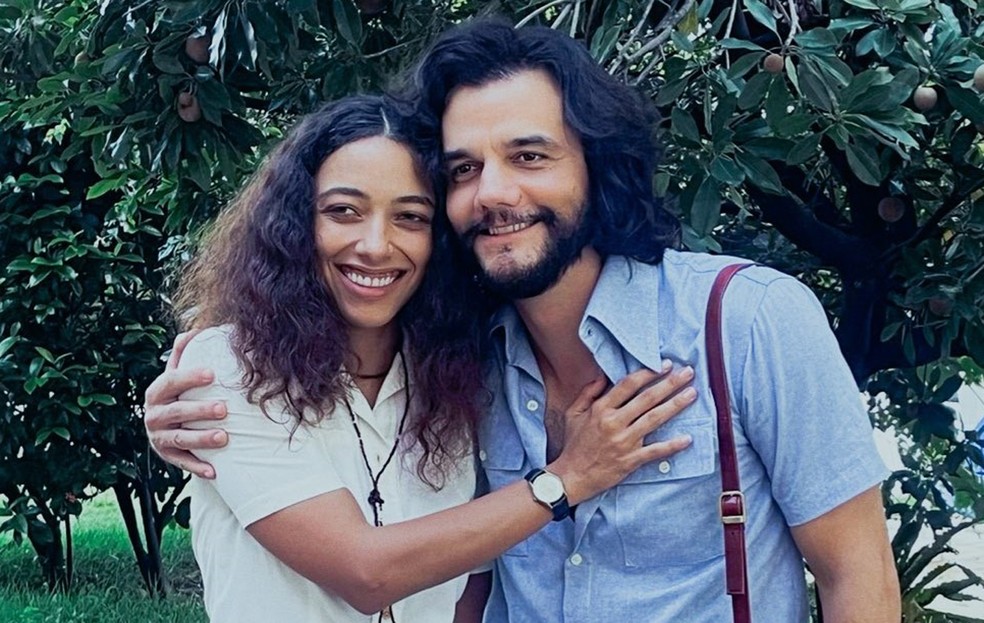 Alice Carvalho e Wagner Moura em 'O Agente Secreto' — Foto: Divulgação