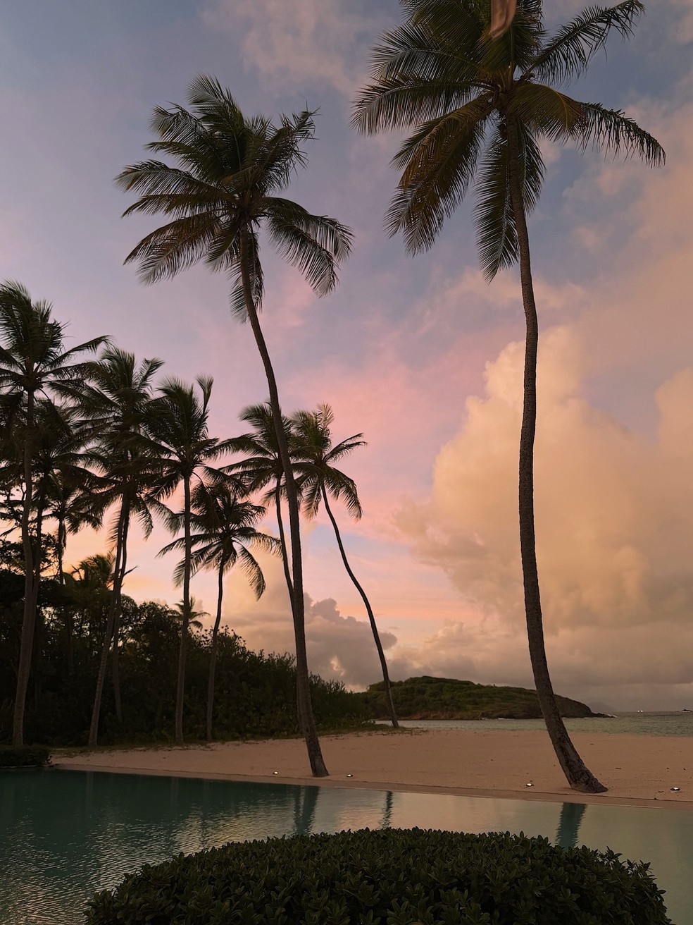 Kylie Jenner e Hailey Bieber curtem praia e piscina com amigos — Foto: Reprodução/Instagram