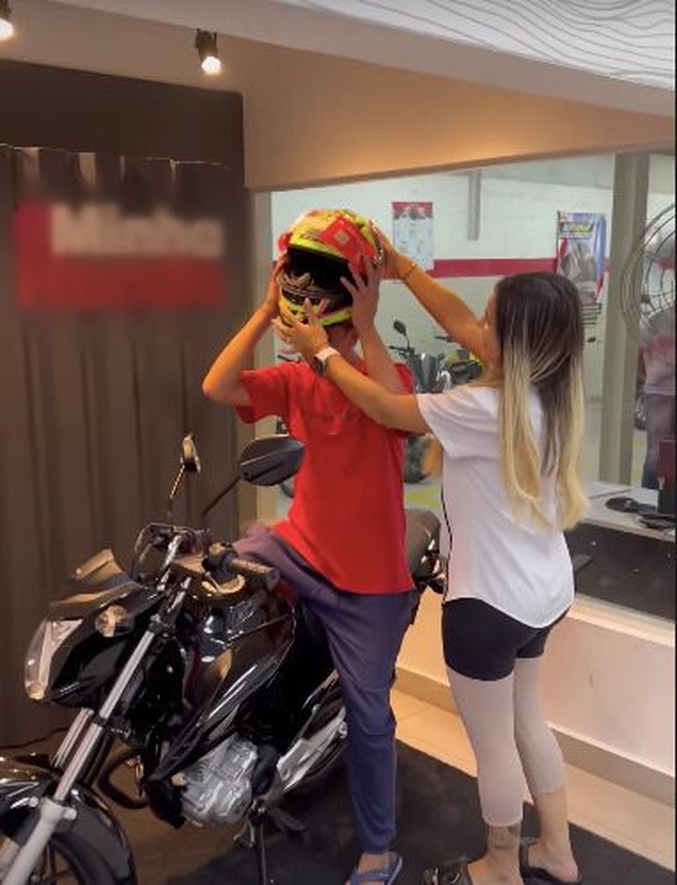 Deolane presenteia funcionário com moto — Foto: Reprodução