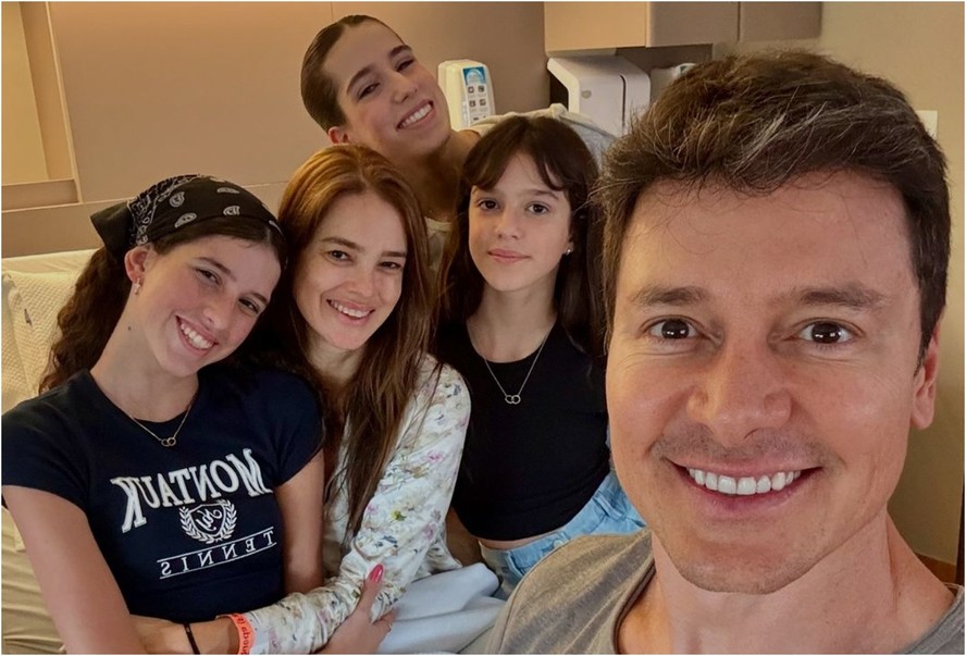 Rodrigo Faro reúne família em hospital após Vera Viel retirar tumor ...