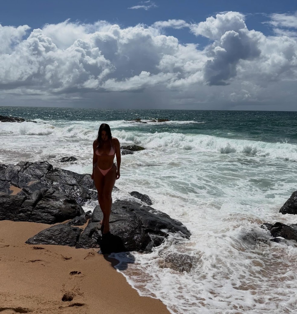 Fernanda Bande ganha elogios ao posar em praia — Foto: Reprodução/Instagram