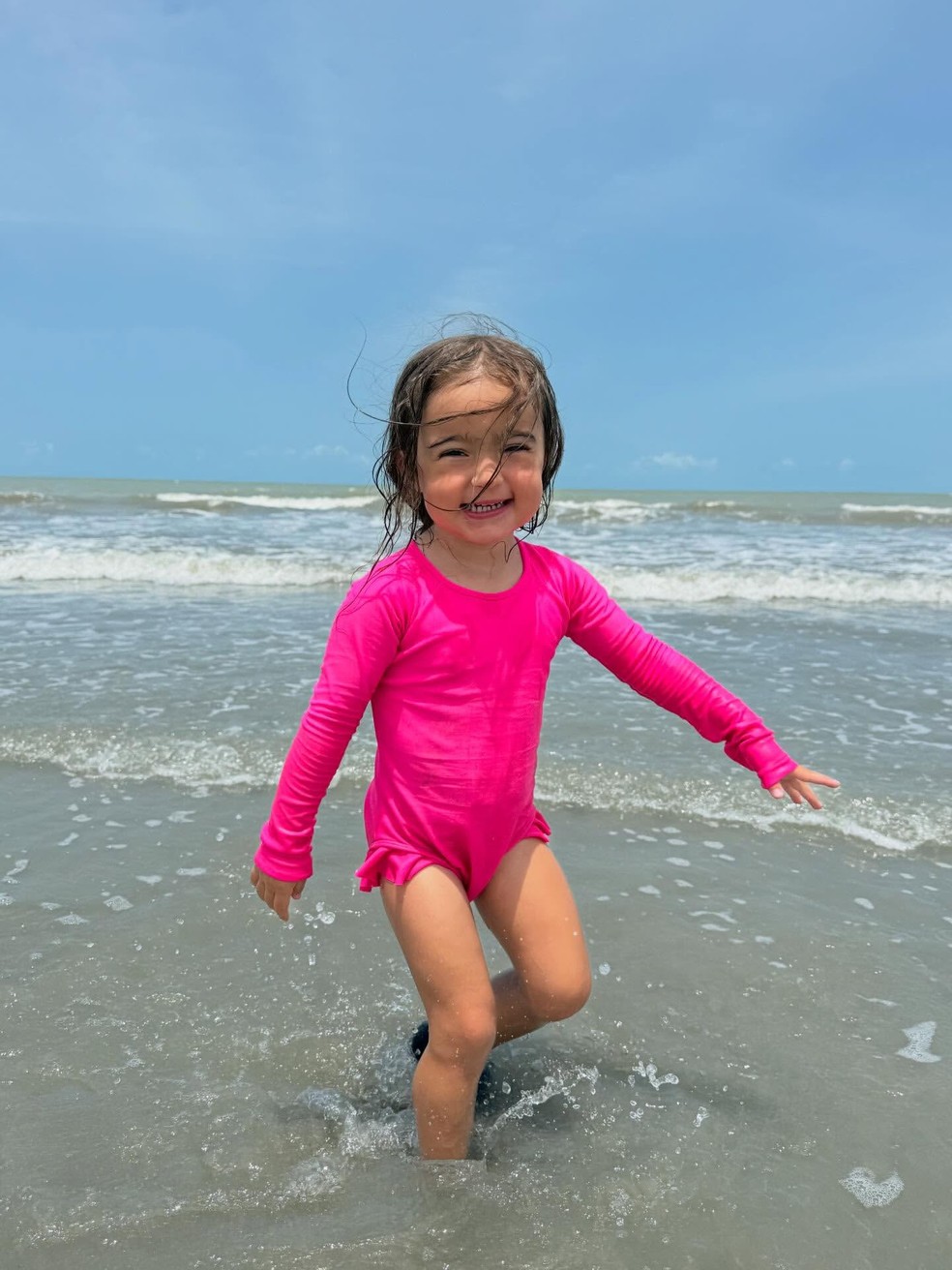 De biquíni de crochê e florzinha, Thaila Ayala esbanja carão e corpão durante viagem em família — Foto: Reprodução/Instagram