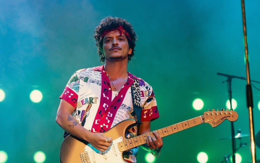 Bruno Mars posta sobre show no Chile ignora The Town e fãs cobram
